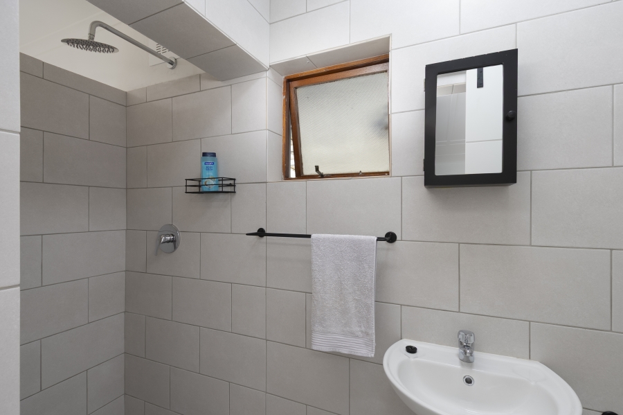 To Let 1 Bedroom Property for Rent in Longdown Western Cape